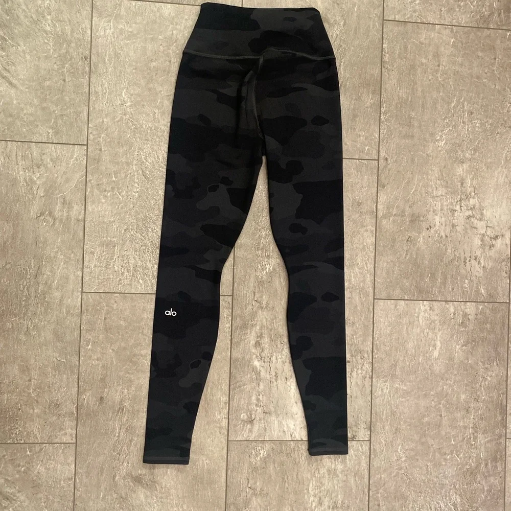 Alo Yoga High-Waist Vapor Leggings in Black Camo XS NWOT